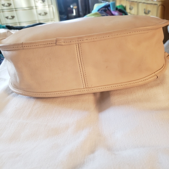 Vintage 80s Coach Swinger Leather Crossbody Bag in Bone Color - Picture 10 of 15
